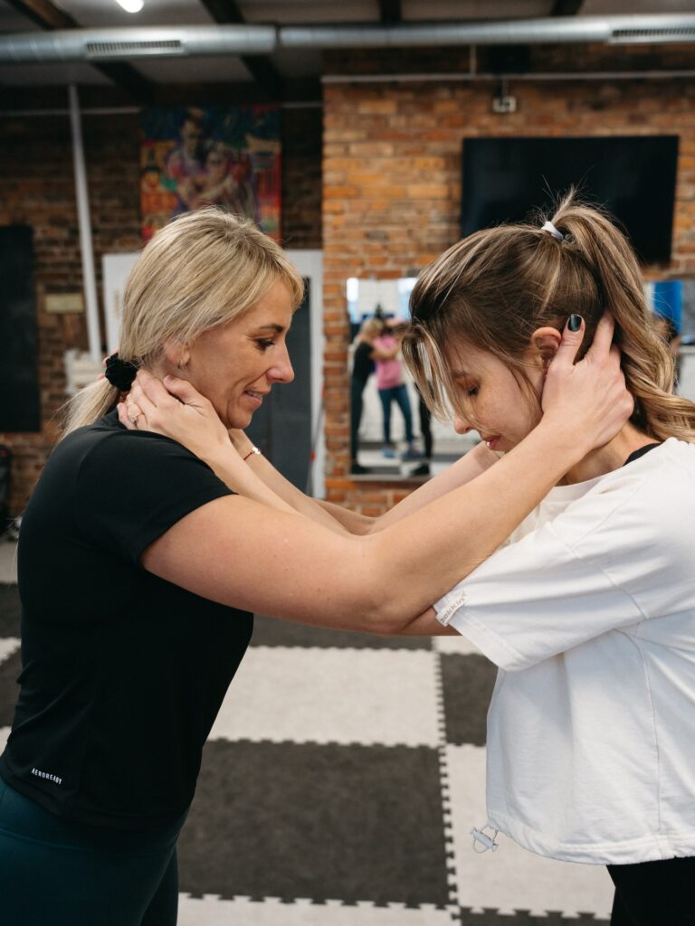 Moterų savigynos dirbtuvės Kaune. Dalyvės mokosi gynybos technikos dirbdamos poromis profesionalioje salėje su treniruočių kilimėliais ir bokso maišais. Lygiosios savigynos dirbtuvės siūlo savigynos pamokas moterims, kuriose išmoksite apsiginti realiose situacijose.