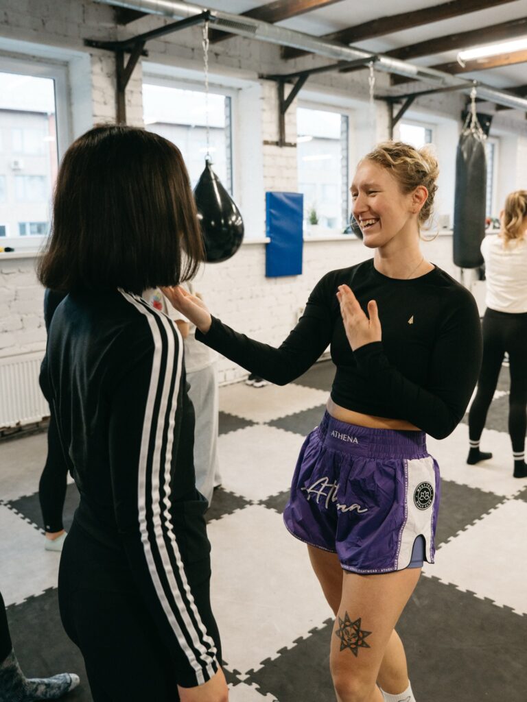 Moterų savigynos dirbtuvės Kaune. Dalyvės mokosi gynybos technikos dirbdamos poromis profesionalioje salėje su treniruočių kilimėliais ir bokso maišais. Lygiosios savigynos dirbtuvės siūlo savigynos pamokas moterims, kuriose išmoksite apsiginti realiose situacijose.