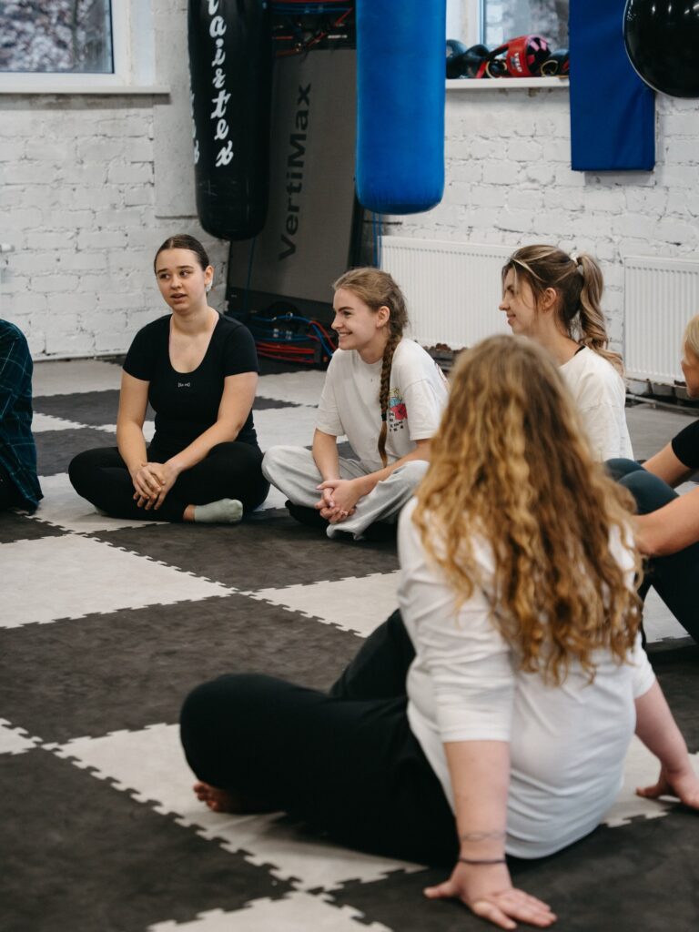 Moterų savigynos dirbtuvės Kaune. Dalyvės mokosi gynybos technikos dirbdamos poromis profesionalioje salėje su treniruočių kilimėliais ir bokso maišais. Lygiosios savigynos dirbtuvės siūlo savigynos pamokas moterims, kuriose išmoksite apsiginti realiose situacijose.