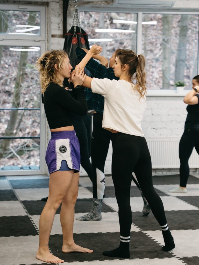 Moterų savigynos dirbtuvės Kaune. Dalyvės mokosi gynybos technikos dirbdamos poromis profesionalioje salėje su treniruočių kilimėliais ir bokso maišais. Lygiosios savigynos dirbtuvės siūlo savigynos pamokas moterims, kuriose išmoksite apsiginti realiose situacijose.