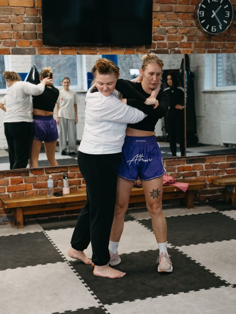 Moterų savigynos dirbtuvės Kaune. Dalyvės mokosi gynybos technikos dirbdamos poromis profesionalioje salėje su treniruočių kilimėliais ir bokso maišais. Lygiosios savigynos dirbtuvės siūlo savigynos pamokas moterims, kuriose išmoksite apsiginti realiose situacijose.