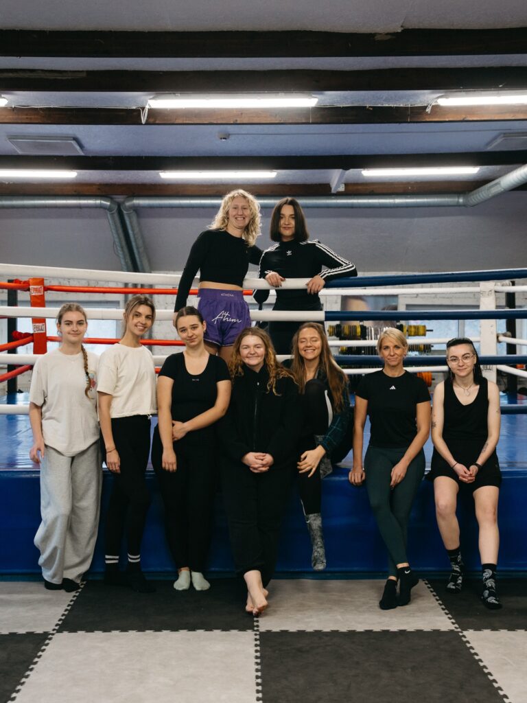 Moterų savigynos dirbtuvės Kaune. Dalyvės mokosi gynybos technikos dirbdamos poromis profesionalioje salėje su treniruočių kilimėliais ir bokso maišais. Lygiosios savigynos dirbtuvės siūlo savigynos pamokas moterims, kuriose išmoksite apsiginti realiose situacijose.