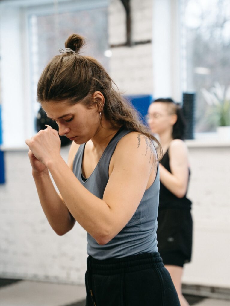 Moterų savigynos dirbtuvės Kaune. Dalyvės mokosi gynybos technikos dirbdamos poromis profesionalioje salėje su treniruočių kilimėliais ir bokso maišais. Lygiosios savigynos dirbtuvės siūlo savigynos pamokas moterims, kuriose išmoksite apsiginti realiose situacijose.