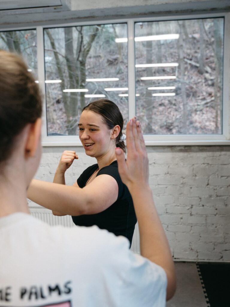 Moterų savigynos dirbtuvės Kaune. Dalyvės mokosi gynybos technikos dirbdamos poromis profesionalioje salėje su treniruočių kilimėliais ir bokso maišais. Lygiosios savigynos dirbtuvės siūlo savigynos pamokas moterims, kuriose išmoksite apsiginti realiose situacijose.