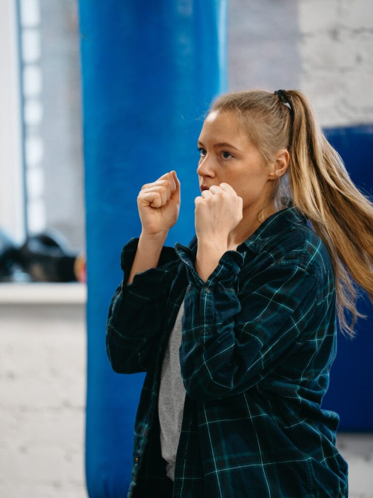 Moterų savigynos dirbtuvės Kaune. Dalyvės mokosi gynybos technikos dirbdamos poromis profesionalioje salėje su treniruočių kilimėliais ir bokso maišais. Lygiosios savigynos dirbtuvės siūlo savigynos pamokas moterims, kuriose išmoksite apsiginti realiose situacijose.