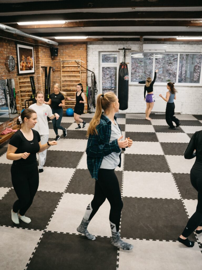 Moterų savigynos dirbtuvės Kaune. Dalyvės mokosi gynybos technikos dirbdamos poromis profesionalioje salėje su treniruočių kilimėliais ir bokso maišais. Lygiosios savigynos dirbtuvės siūlo savigynos pamokas moterims, kuriose išmoksite apsiginti realiose situacijose.