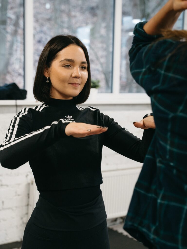 Moterų savigynos dirbtuvės Kaune. Dalyvės mokosi gynybos technikos dirbdamos poromis profesionalioje salėje su treniruočių kilimėliais ir bokso maišais. Lygiosios savigynos dirbtuvės siūlo savigynos pamokas moterims, kuriose išmoksite apsiginti realiose situacijose.