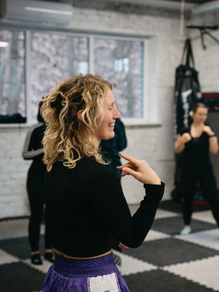 Moterų savigynos dirbtuvės Kaune. Dalyvės mokosi gynybos technikos dirbdamos poromis profesionalioje salėje su treniruočių kilimėliais ir bokso maišais. Lygiosios savigynos dirbtuvės siūlo savigynos pamokas moterims, kuriose išmoksite apsiginti realiose situacijose.
