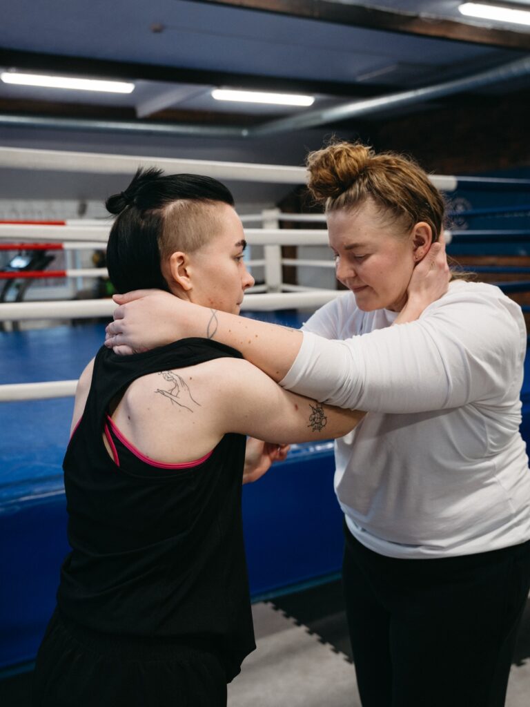 Moterų savigynos dirbtuvės Kaune. Dalyvės mokosi gynybos technikos dirbdamos poromis profesionalioje salėje su treniruočių kilimėliais ir bokso maišais. Lygiosios savigynos dirbtuvės siūlo savigynos pamokas moterims, kuriose išmoksite apsiginti realiose situacijose.