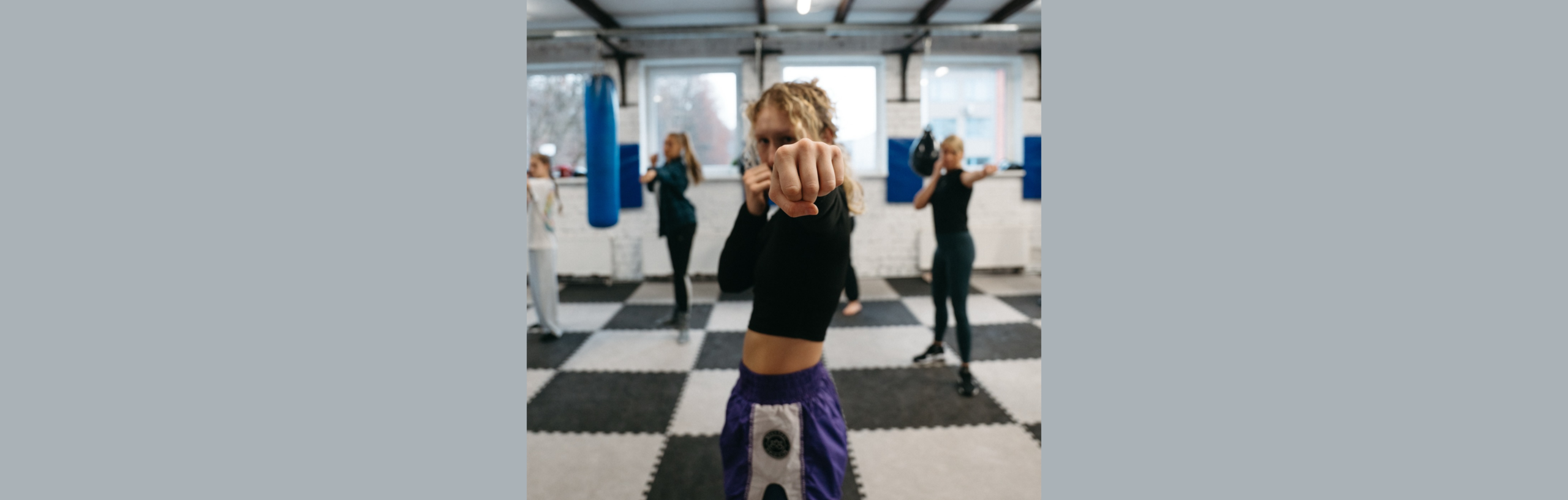 Moteris treniruojasi smūgį savigynos pamokoje – Lygiosios savigynos dirbtuvės